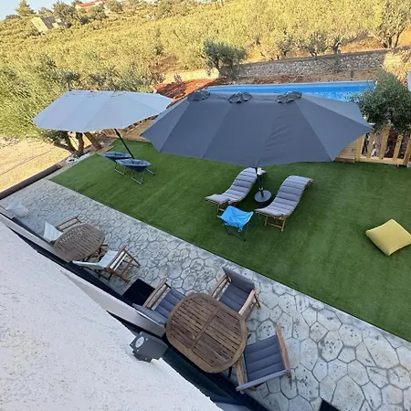 Elements Of Diros Pírgos Dhiroú