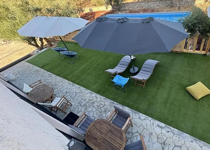 Elements Of Diros Pírgos Dhiroú